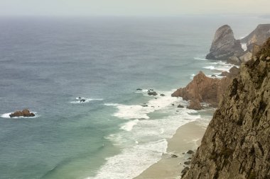 Portekiz, Cabo da Roca Deniz Feneri 'nde dik bir sahil.