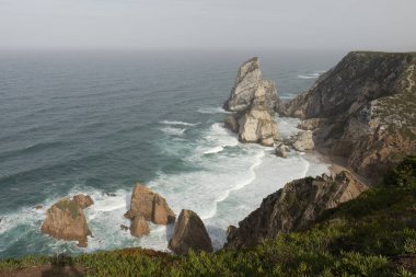 Portekiz, Praia da Ursa sahilinde dik bir sahil.