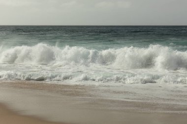 Atlantik okyanusunda yüksek dalgalar, Portekiz