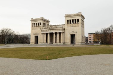 Almanya 'nın Münih kentindeki Kings Meydanı' nda Propylaea binası