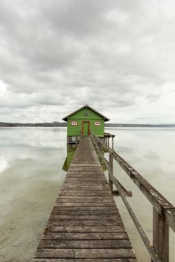 Almanya, Bavyera 'daki Ammersee Gölü' nde kayıkhane ve iskele.