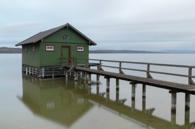 Almanya, Bavyera 'daki Ammersee Gölü' nde kayıkhane ve iskele.