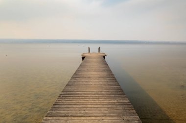 Almanya, Bavyera 'daki Ammersee Gölü' nde banyo iskelesi.