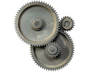 Beyaz arkaplanda üç adet kullanılmış vites kutusu var.