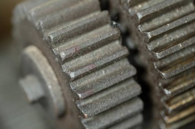 İki kullanılmış şanzıman, DOF ile yakın çekim.