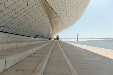 Lizbon 'daki MAAT Müzesi' nin arka planında 25 Nisan köprüsü bulunuyor. 