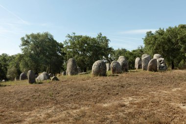 Almendres Cromlech 'i, Portekiz, üç aşamalı taş devri çemberi.