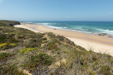 Almograve yakınlarındaki kumsal, Alentejo, Portekiz, balıkçıların yolu üzerinde.