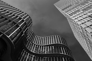 Frankfurt 'ta gökdelenler, kurbağa perspektifi, siyah ve beyaz