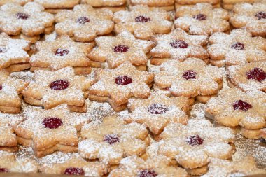 Pudra şekerli Spitzbuben Noel kurabiyeleri