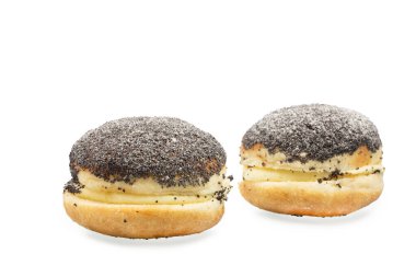 İçinde haşhaş tohumu ve krema olan iki karnaval çöreği.