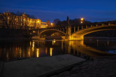 Maximiliansbridge ve Maximilianeum Münih 'te mavi saatte