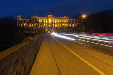 Mavi saatte Münih 'teki Maximilianeum' da.