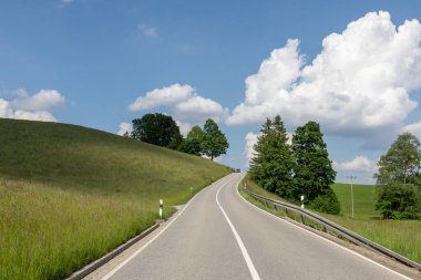 Almanya 'nın Yukarı Bavyera kentindeki köy yolu, yazın