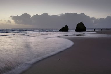 Portekiz, Algarve 'deki Praia dos Tres Irmaos plajında akşam atmosferi