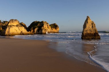 Portekiz, Algarve 'deki Praia dos Tres Irmaos plajında akşam havası.