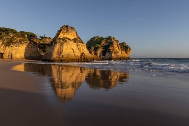 Portekiz, Algarve 'deki Praia dos Tres Irmaos plajında akşam havası.