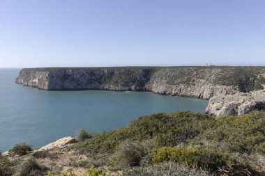 Cabo de Sao Vicente, Algarve, Portekiz 'deki deniz fenerine yürüyüş yolu.