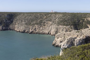 Cabo de Sao Vicente, Algarve, Portekiz 'deki deniz fenerine yürüyüş yolu.