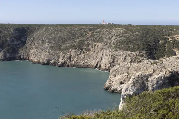 Cabo de Sao Vicente, Algarve, Portekiz 'deki deniz fenerine yürüyüş yolu.