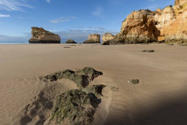 Portekiz, Algarve 'deki Praia dos Tres Irmaos plajı.