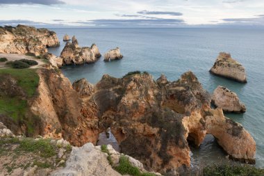 Portekiz, Algarve 'deki Praia dos Tres Irmaos plajı.