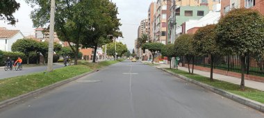 Bogota 'da 147. cadde boş. Araba yok.  