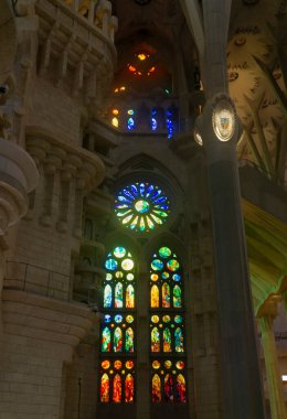 Güzel bir sagrada fama katedrali. Güneş ışığıyla aydınlatılmış. İçeriden görülüyor.