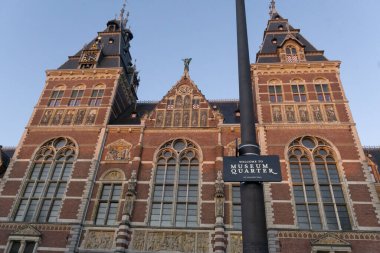 Güneşli mavi günbatımında Ulusal Amsterdam Müzesi cephesi 