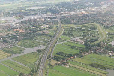 Hollanda kırsal alanlara yakın bir yerde ve Amsterdam 'daki polenler bir uçaktan dışarı bakıyorlar.