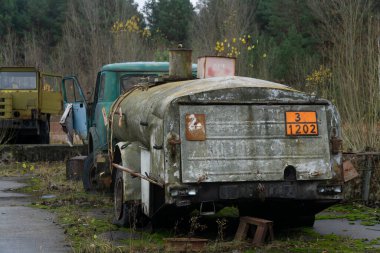 Çernobil nükleer afet bölgesinde tasfiye memurları tarafından kullanılan paslı bir tanker.