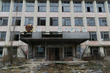 Pripyat Belediye Binası nükleer sembolle girişi yok etti ve tabelayı yok etti.