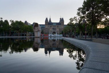 Rijkmuseum 'un çok güzel bir resmi. Amsterdam' da su üzerinde işaret levhası var. 