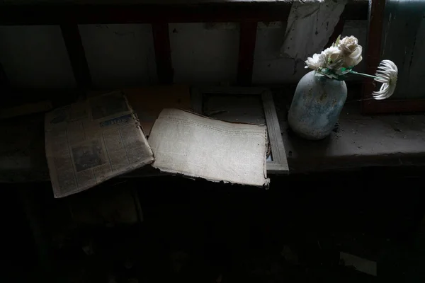Gamle Bøker Magasiner Med Blomster Trebord Ved Sperresonen Kjernobyl – stockfoto