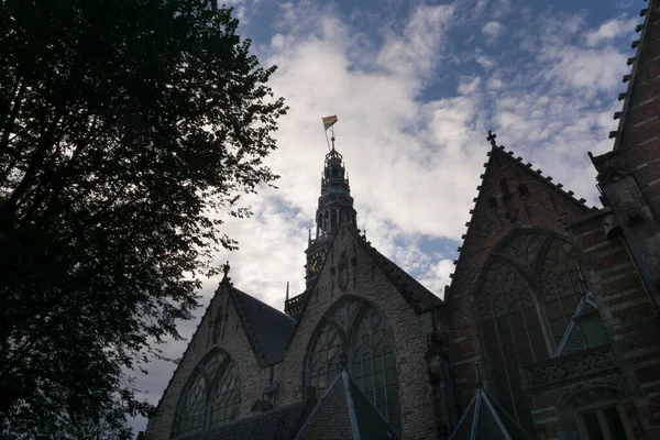 Najbardziej Zabytkowy Budynek Amsterdamie Znany Jako Oudekerk Flagą Lgbti Szczycie — Zdjęcie stockowe