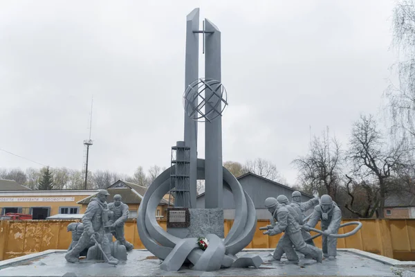 Пам Ятник Краси Присвячений Пожежникам Які Служили Чорнобильській Атомній Катастрофі — стокове фото