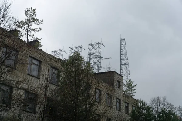 Terk Edilmiş Bina Bulutlu Gökyüzü Ile Radar Oth Füze Savunma — Stok fotoğraf