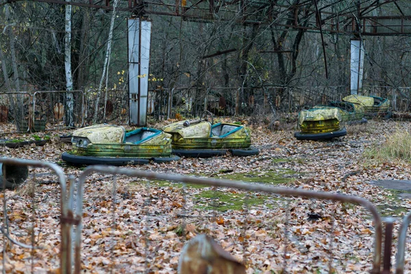チェルノブイリ放射性物質排除区域の錆びたバンパーカーを放棄し — ストック写真