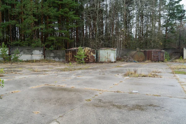 Stare Zardzewiałe Opuszczone Kontenery Parkingu Autum Tle Lasu Chernobylu Radioaktywnej — Zdjęcie stockowe