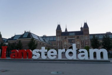 Ben güneşli mavi alacakaranlıkta Rijkmuseum 'un önündeki dev harfli turist tabelasıyım.