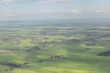 Amsterdam 'ın yeşil kırsalının güneşli mavi bir günde güzel bir hava görüntüsü.