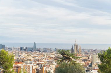 Güneşli bir günde Barselona şehrinin sagrada fama katedrali ve Akdeniz manzaralı güzel manzarası.