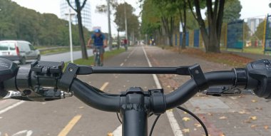 Bogota Kolombiya şehrinde arka planda bisiklet yolu olan bir dağ bisikleti kulpu barını ilk gören kişi.