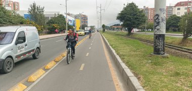 Bogota gününde Cedritos Mahallesi 'nde bisiklet kuyruğu kullanan Derlivery kızı. 