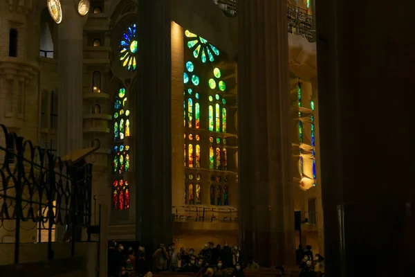 Piękne Kolorowe Witraże Kolumny Katedry Sagrada Familia Oglądane Wewnątrz — Zdjęcie stockowe