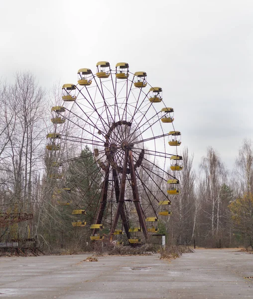 ラスティはチェルノブイリ原子力発電所の被災地の遊園地に位置し 有名な観覧車を放棄した — ストック写真