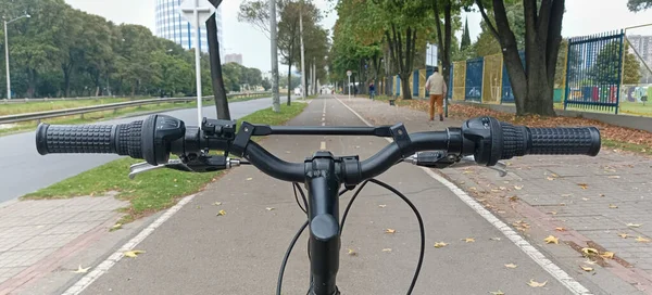 Bogota Günü 'nde şehrin kuzeyinde boş bir bisiklet yolu gören ilk kişi.