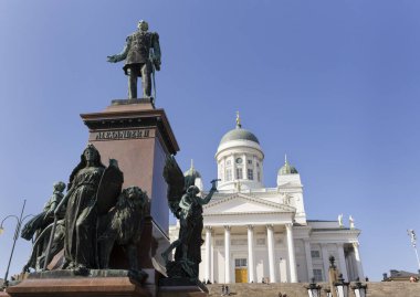 Alexander II heykeli ve Helsinki Katedrali güneşli mavi gökyüzü gününde