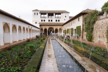 Güneşli bir günde yazı tipi olan Alhambra acequia bahçeleri