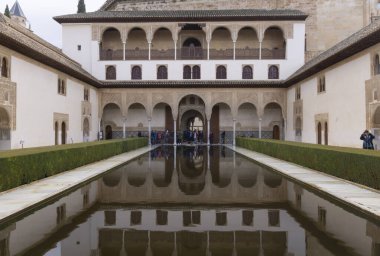 Alhambra saray dizisi İslami mimari tarzını benimsiyor.